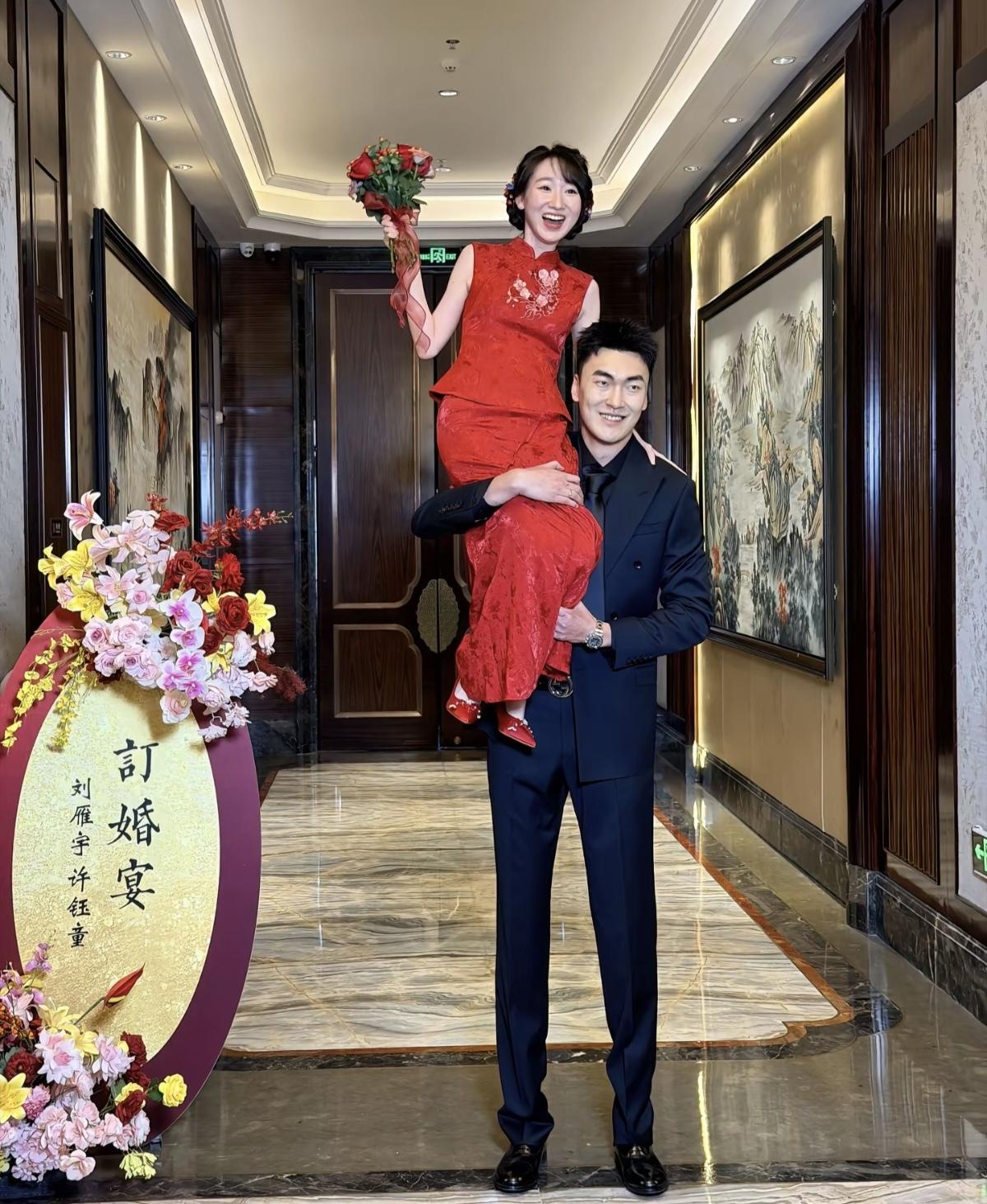 这刘雁宇，直接把自己的媳妇许钰童扛在肩上，举起来了！在吉林球员刘雁宇，与自己相恋