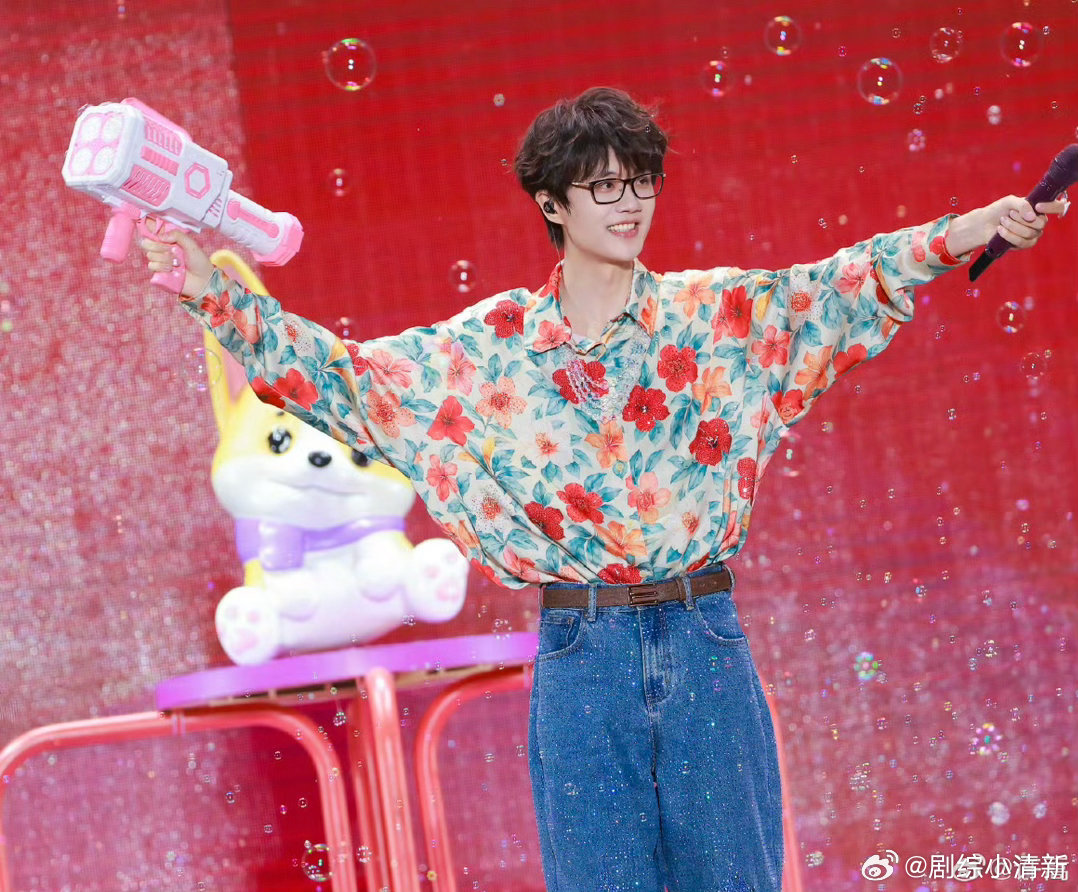 当许嵩的脸配上脱口秀的嘴以为许嵩来讲脱口秀了 鸡翅确实太像许嵩了。安静文艺的长相