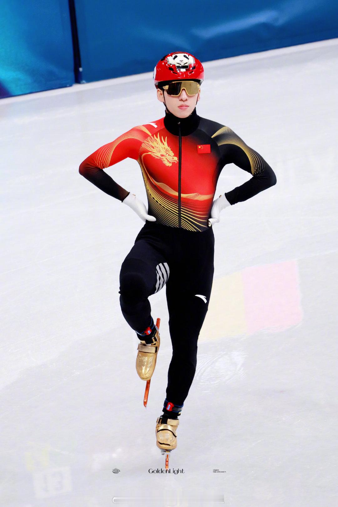 林孝埈500米突出重围 冬奥会短道速滑男子500米预赛，林孝埈顺利“突围”。在激