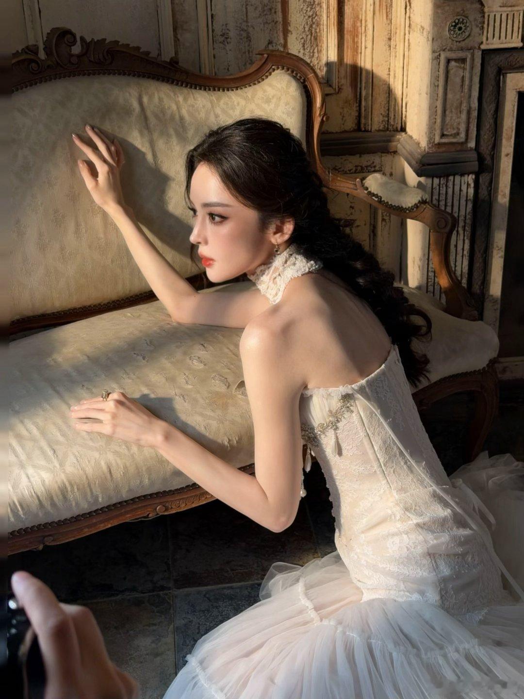 娜扎就这么听取哇声一片 从之前的活动一路看过来，娜扎一登场就收获满堂惊叹，美而自