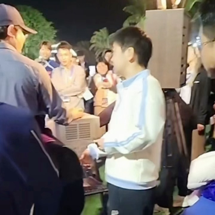 眼镜哥哥再来三张 