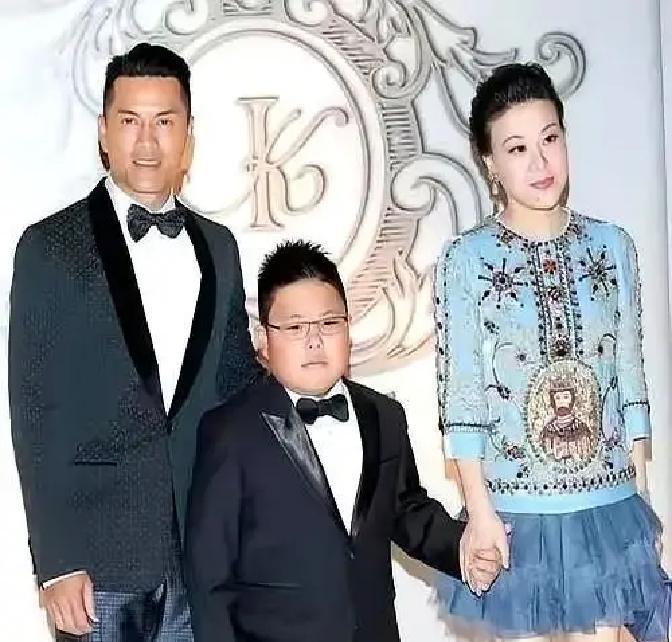 颜值没赢，500万捐了
 
吕善扬长相反成流量开关。他干脆把话题变捐款入口，两年