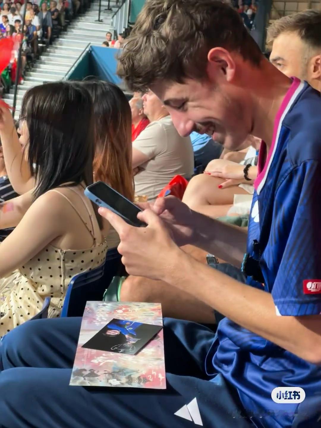国外的一位男球迷在收到樊振东的物料小卡片后，激动的疯狂拍拍拍，嘴角压不住的上扬[