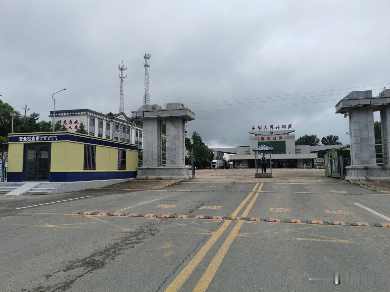 沿着G331国道自驾来到圈河口岸，朴素厚重的国门静静伫立在边境线上。站在这里远眺