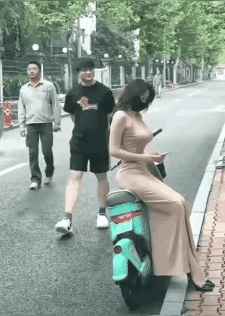 算了，看你那样子就不跟你计较！白衣大哥心里说，这锅我可不背！