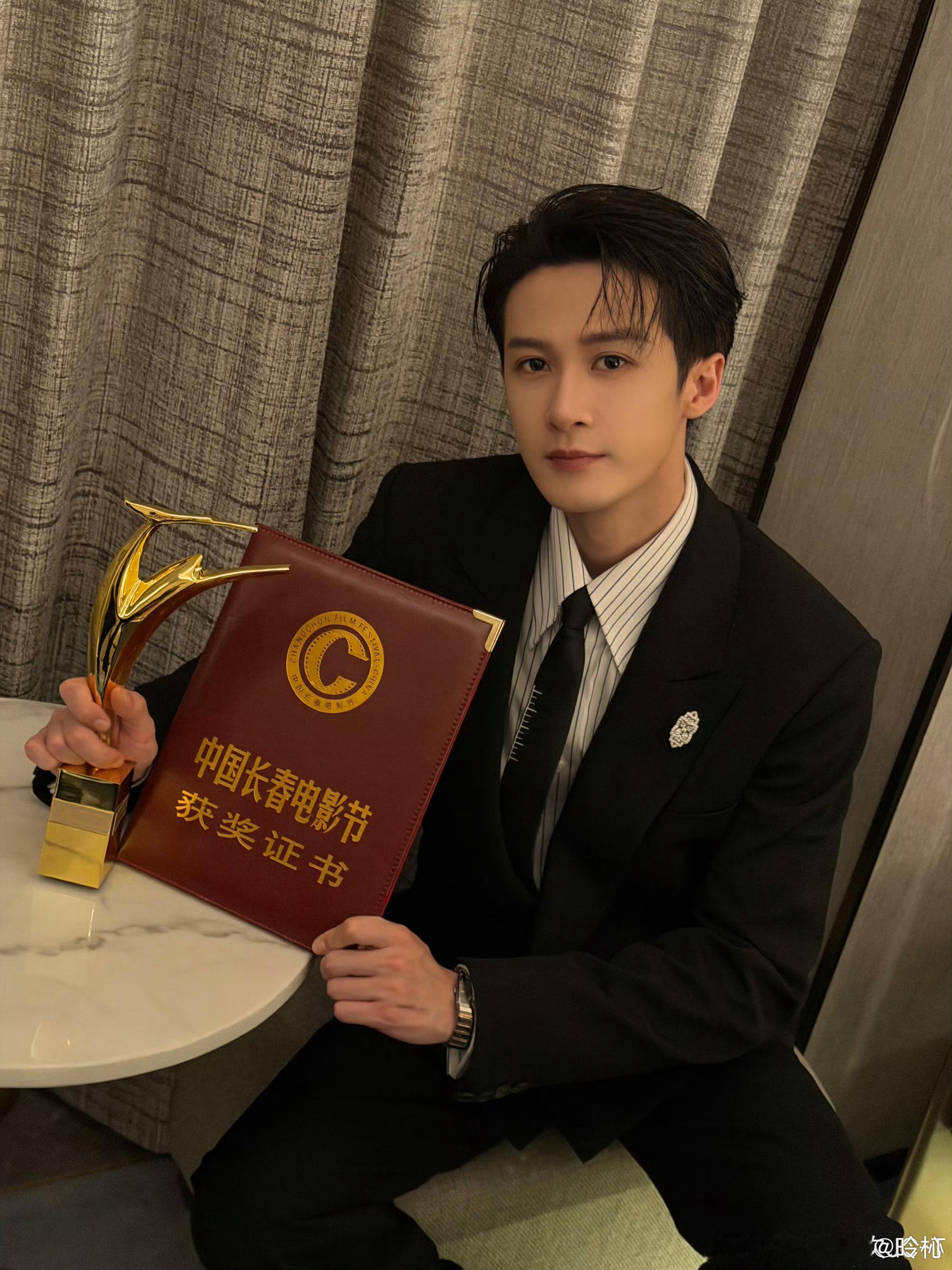 檀健次晒最佳男主角奖杯证书当看见檀健次晒出金鹿奖奖杯与证书的这一刻，才真切感受到