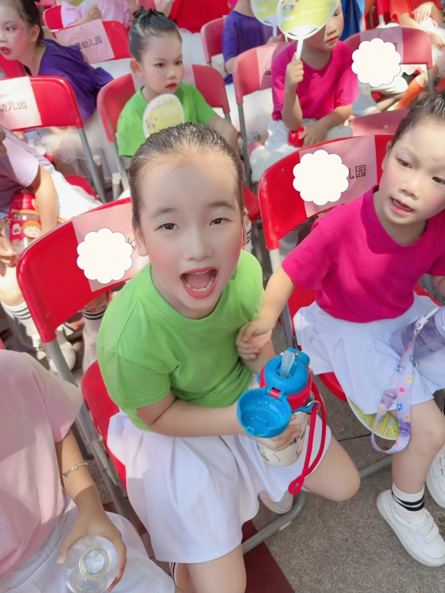 我是我们幼儿园老师的兵哪里需要哪里搬😎又是做义工的一天，赶到幼儿园时，小朋友们