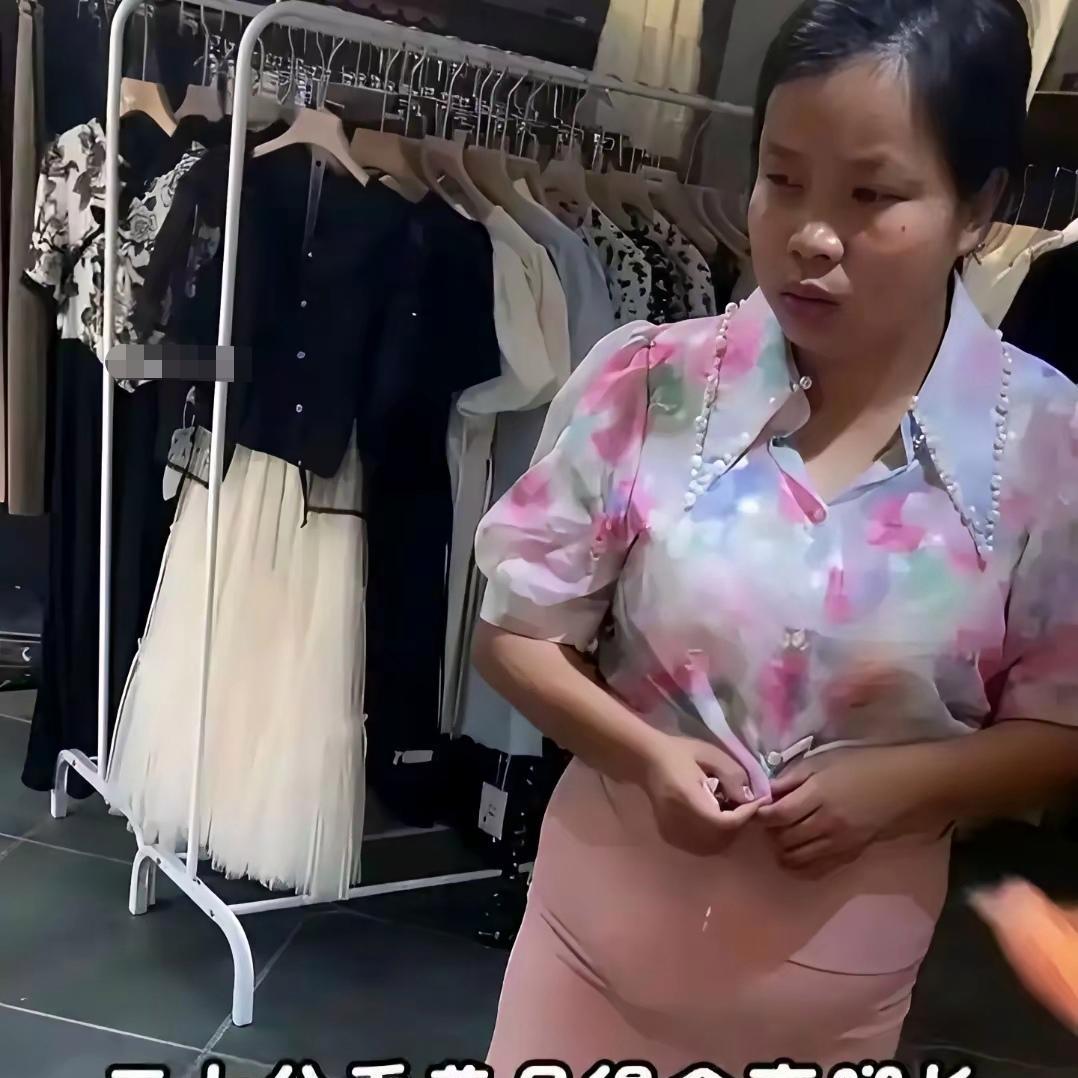 别人夸两句就当真，真该醒醒了
 
有些女生真的让人想吐槽，别人几句客套夸奖，就全