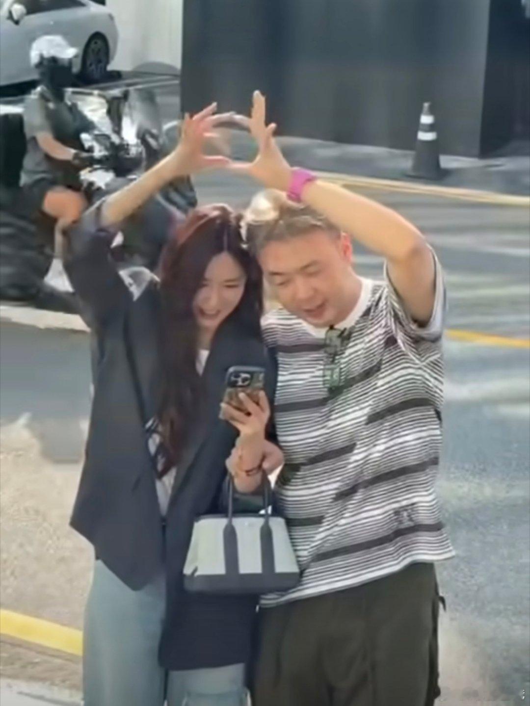 杜海涛沈梦辰伦敦回国杜海涛沈梦辰两个人比心🫰🏻也太可爱了  果然还是真夫妻好