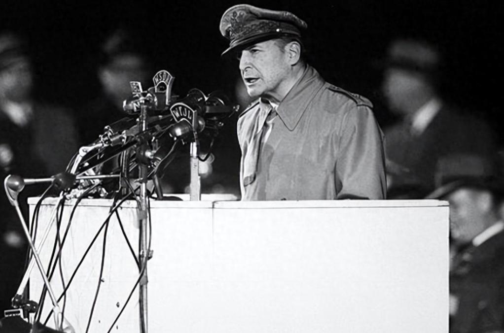 1962年，年过八旬的麦克阿瑟突然听到了一个让人震惊的消息：印度跟中国开战了，得