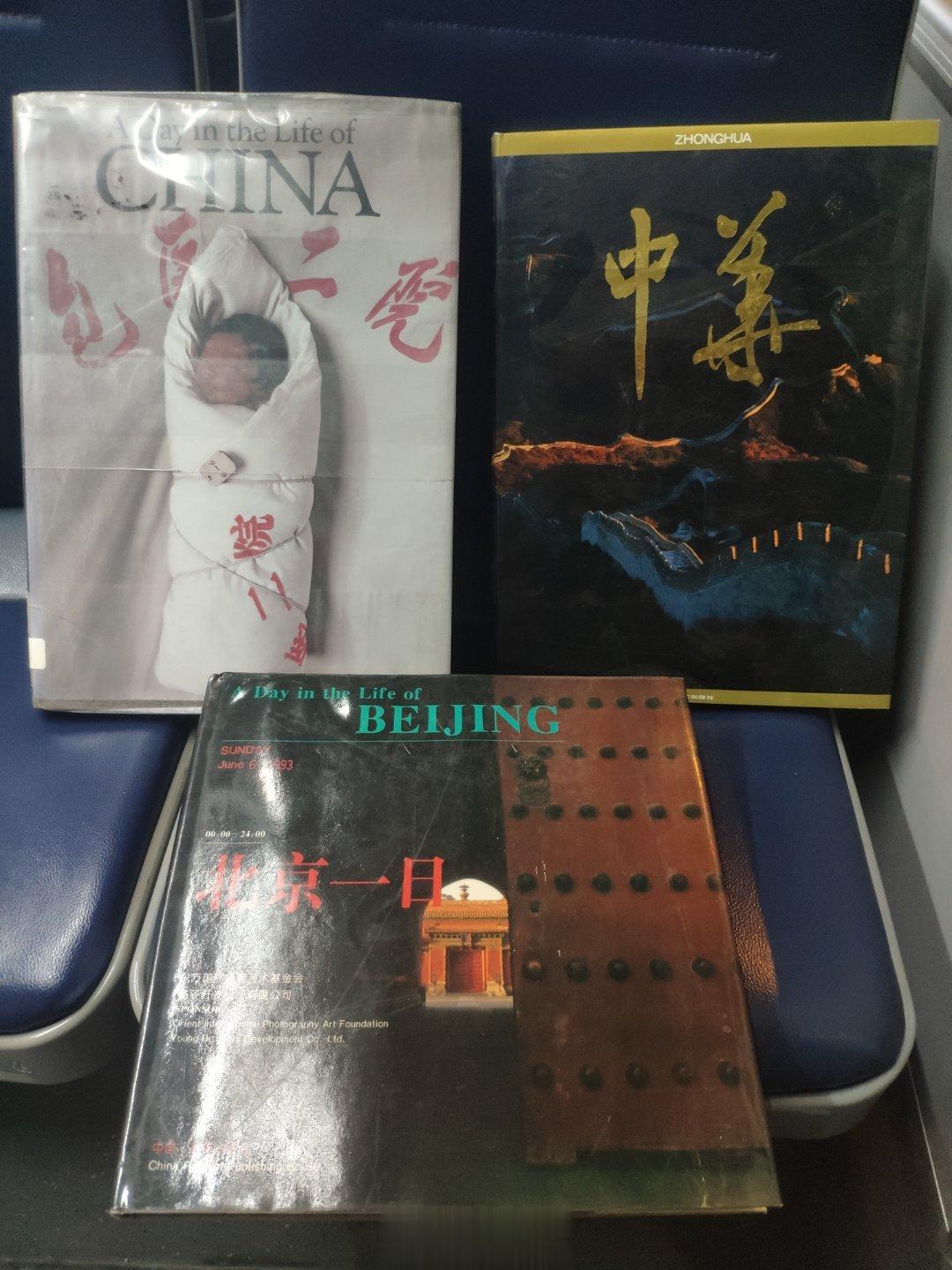#馒头控的书影# 在回去空荡荡的公交车上不动脑子地翻三本摄影集，流行a day摄