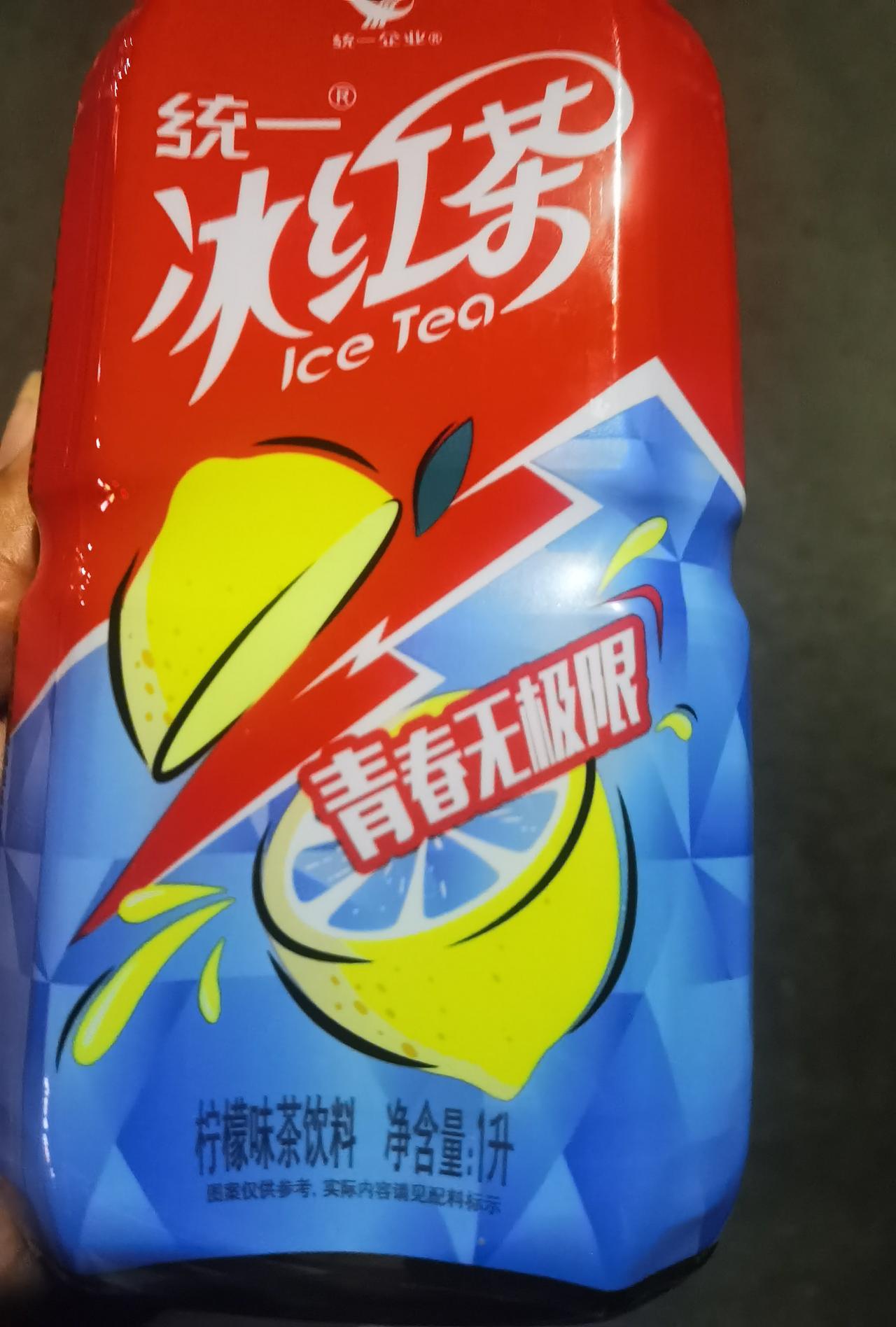 不玩套路的零食低价连锁超市900ml的冰红茶标价3.6元，旁边还有一个超市，同样