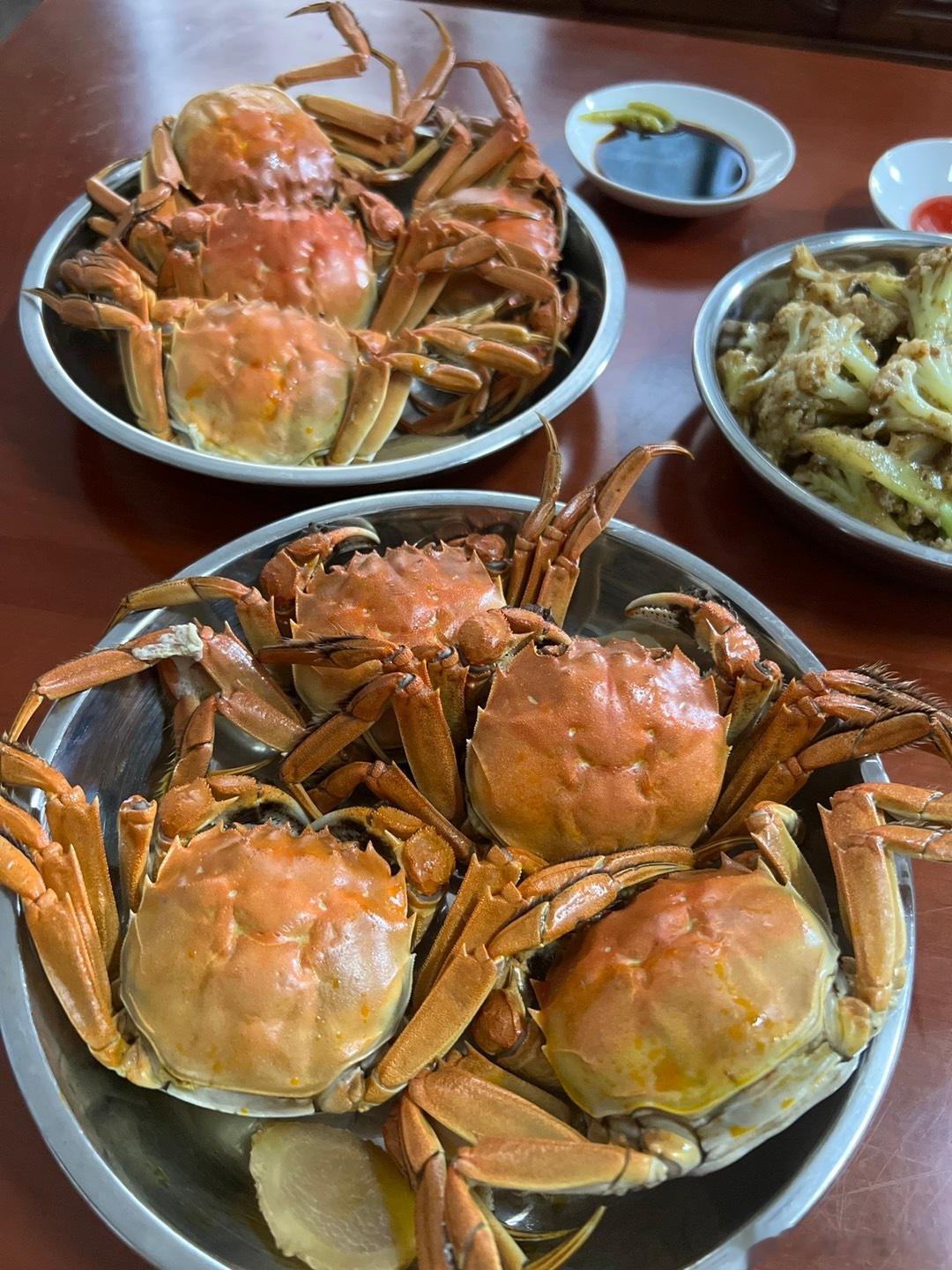 #晚餐# 大闸蟹 炸河鱼仔 烤鸡 脆肠 披萨 干锅菜花 秋月梨 ​​​