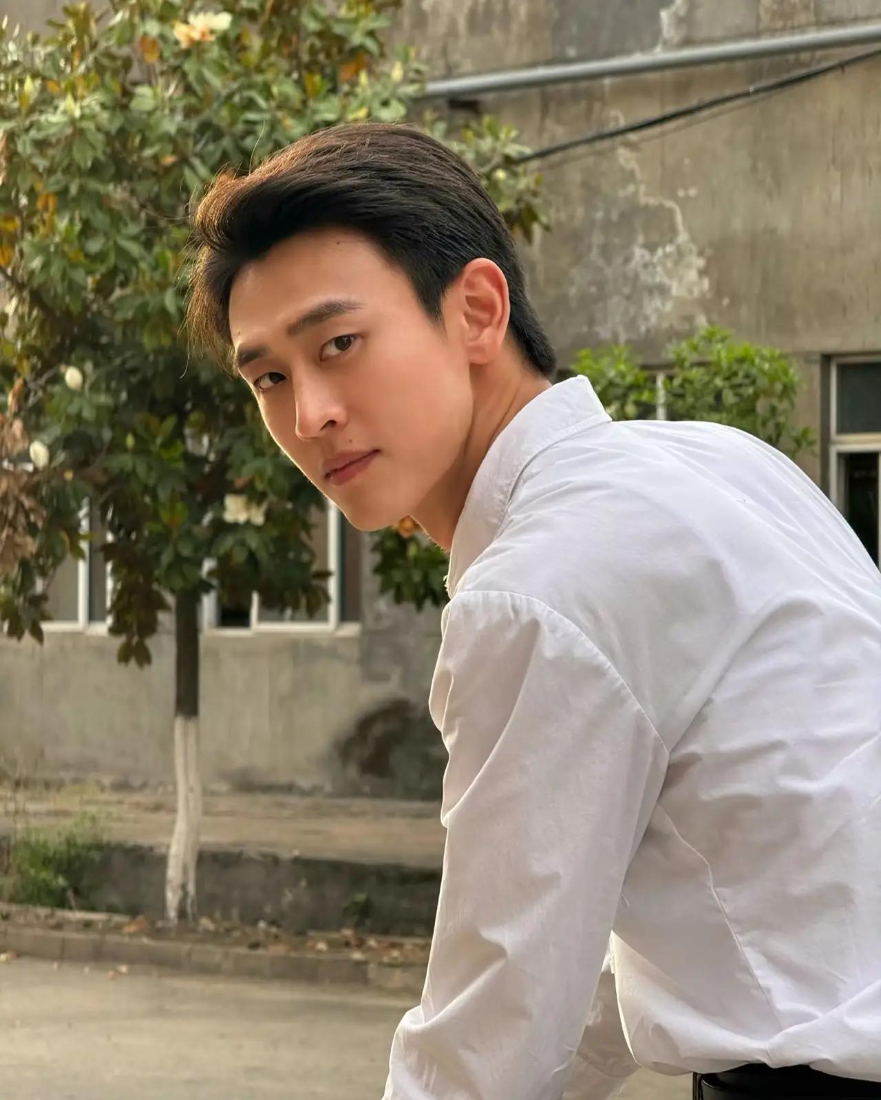 王天辰这张脸，真不是随便扫一眼能看透的。
 
远看是冷的，像结了层薄冰的湖面，眼