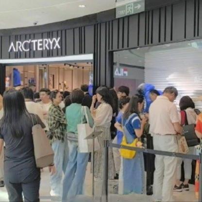 最近三亚的免税消费火得一塌糊涂，一边是近30℃的高温海滩上挤满了外国游客，尤其是