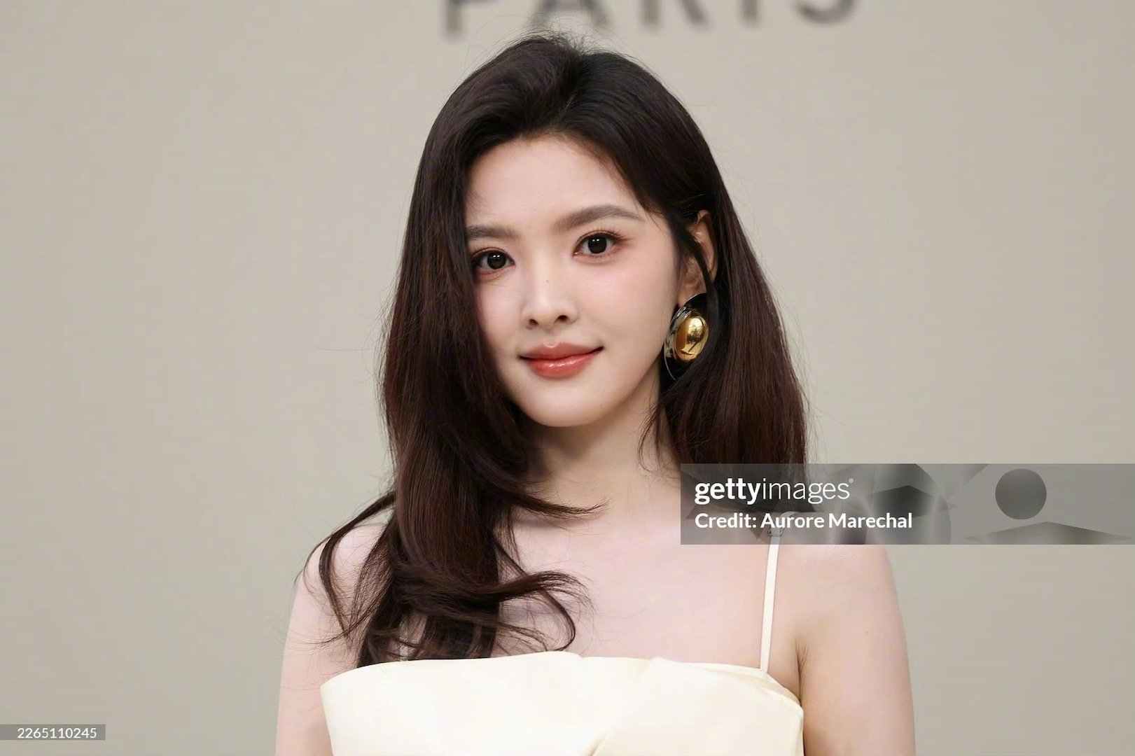 章若楠美甲掉了章若楠美甲掉了两个巴黎街头的小太阳～章若楠黄色吊带裙，治愈又亮眼章