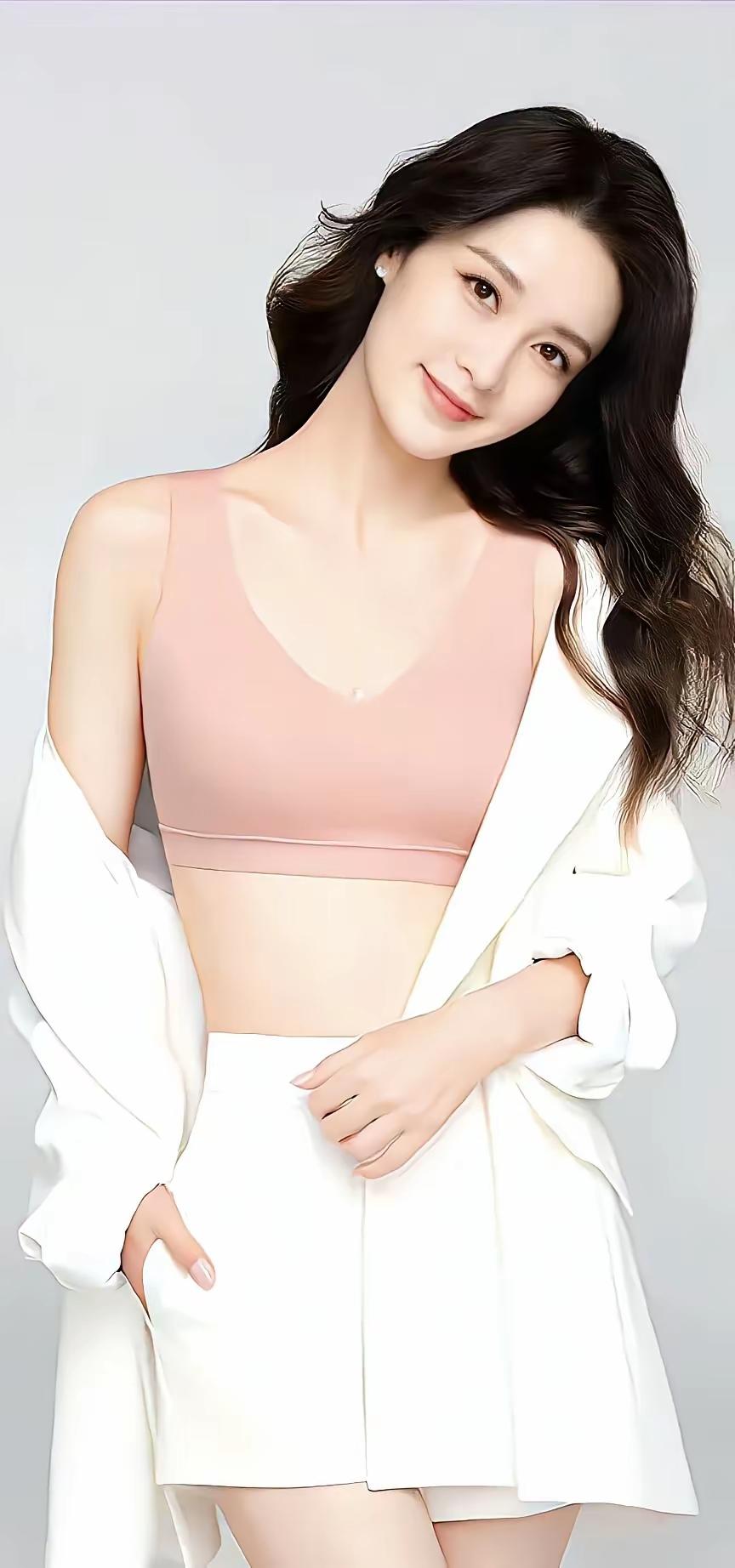 粉衣美人倚，白裙飘飘如仙。