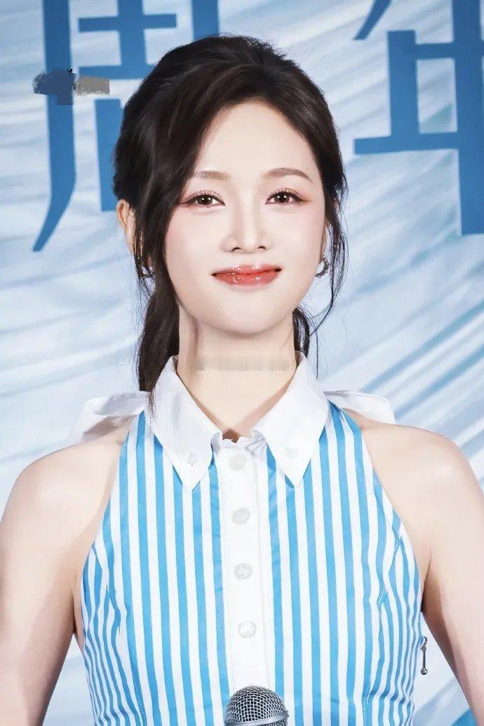 吴宣仪在出席活动的时候穿了一件蓝色的条纹裙，看起来像个靓丽的美少女，感觉和出道的