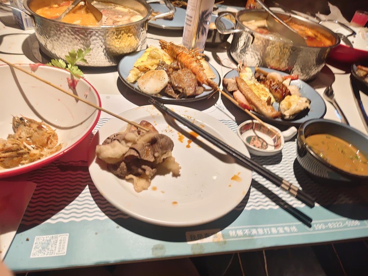 五六百的自助餐，哪能跟一百六的放在一块比啊！
 
昨晚儿子带我们去吃海鲜自助，一
