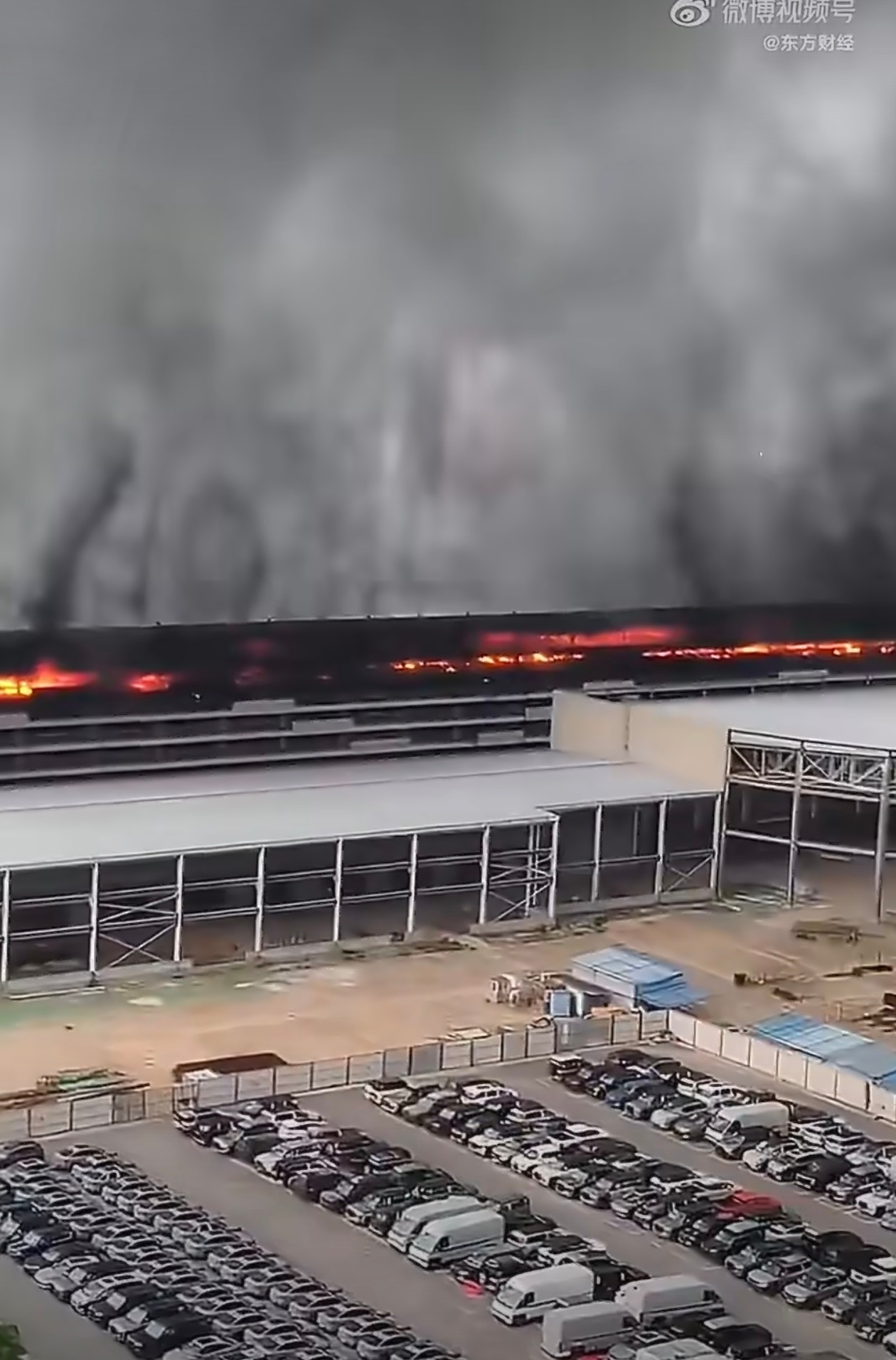 比亚迪公司起火看起来，着火面积不小呀 安全第一，赶紧灭火 