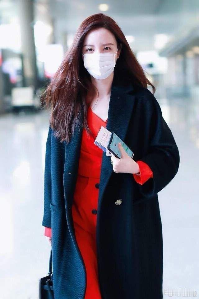 张萌的魅力一般人真比不了！黑色大衣内搭一身红色，美得出众！ 