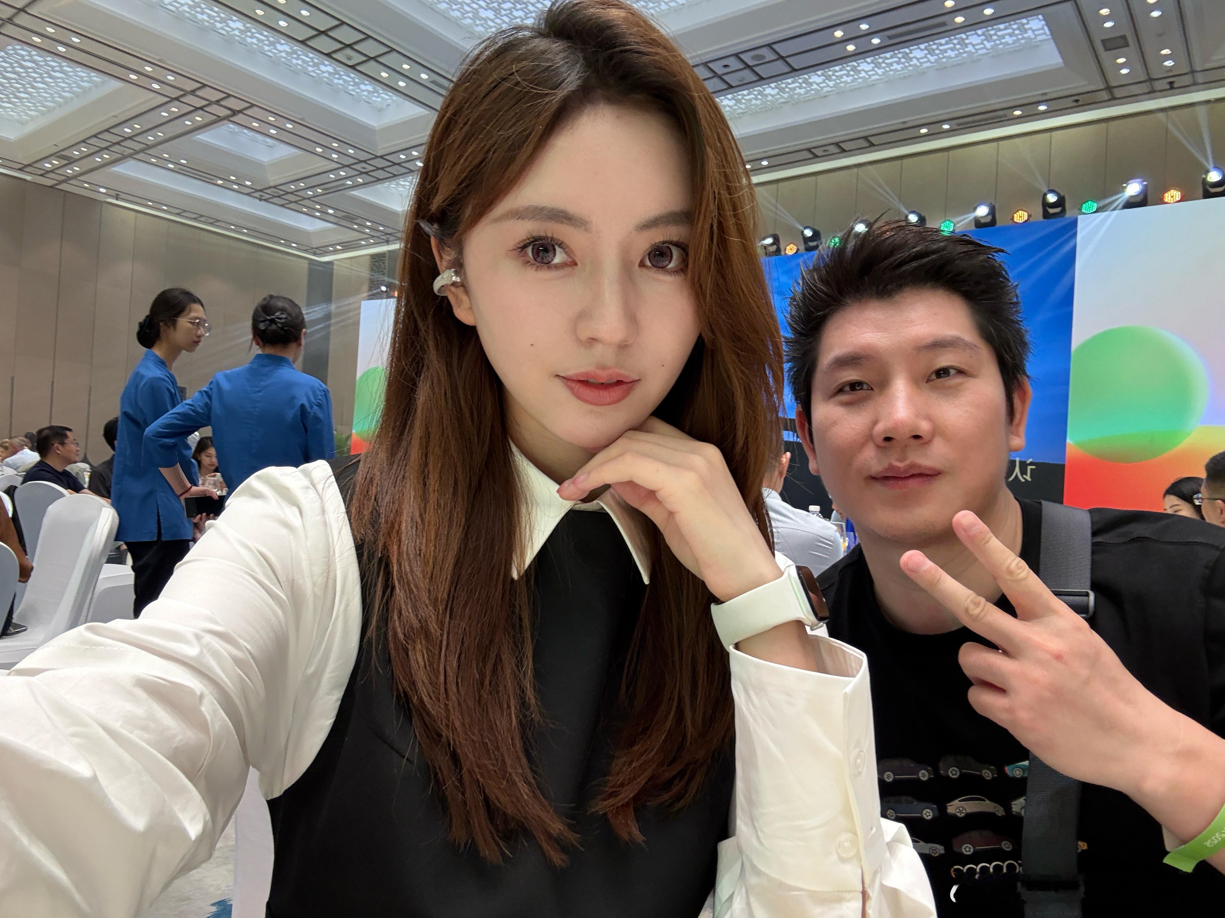 教练今晚：“茜茜这个好吃”“你尝尝这个”“哇，台上的小姐姐好漂亮”“茜茜你吃这个