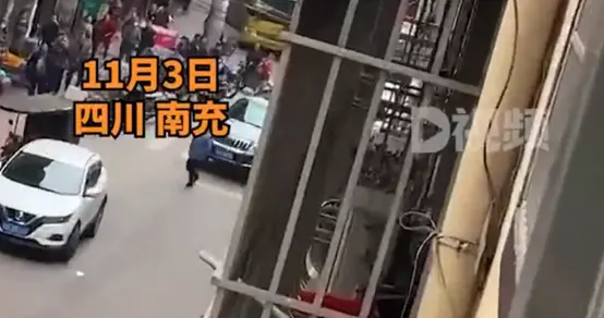 2岁男童从窗户爬出坠楼，数十人用棉被将其接住，附近商户：孩子受到了惊吓，没有受伤