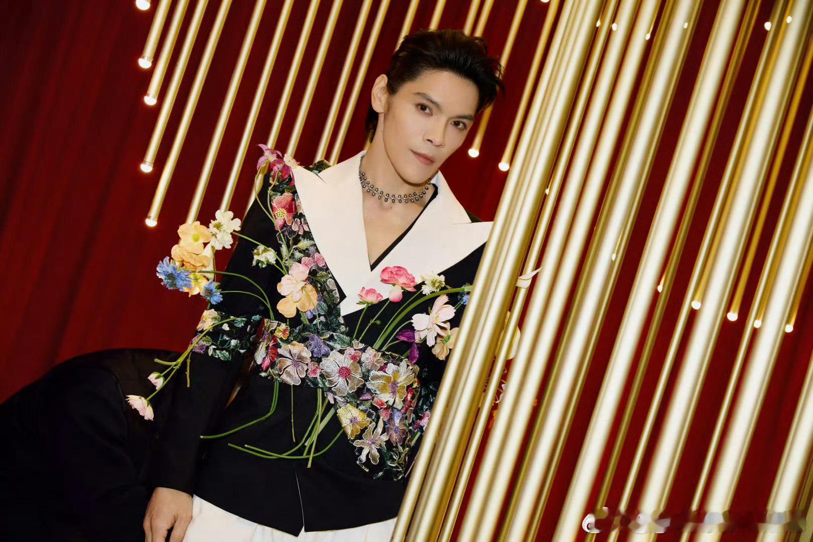 向佐否认改剧本演员是盛一伦 针对近期发酵的改剧本传闻，向佐公开做出回应，明确否认