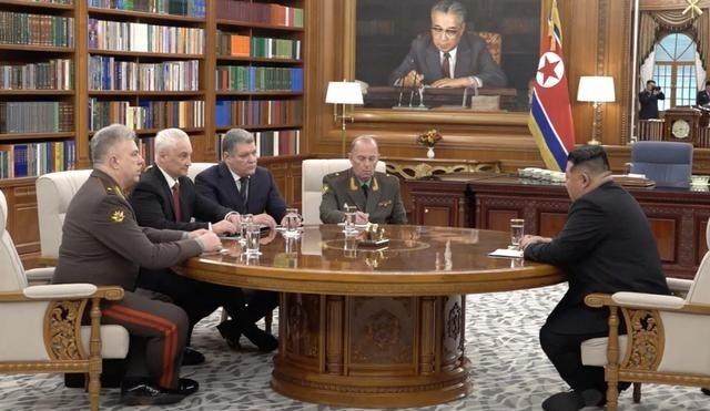 金正恩做出两个重大决定。据朝中社4月27日报道，朝鲜领导人金正恩在与俄罗斯国防部