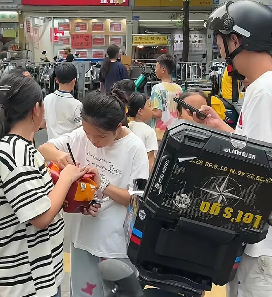 你知道吗
外卖骑手下面又衍生一个新行业
就在深圳华强北那里

现在就有，那就是小