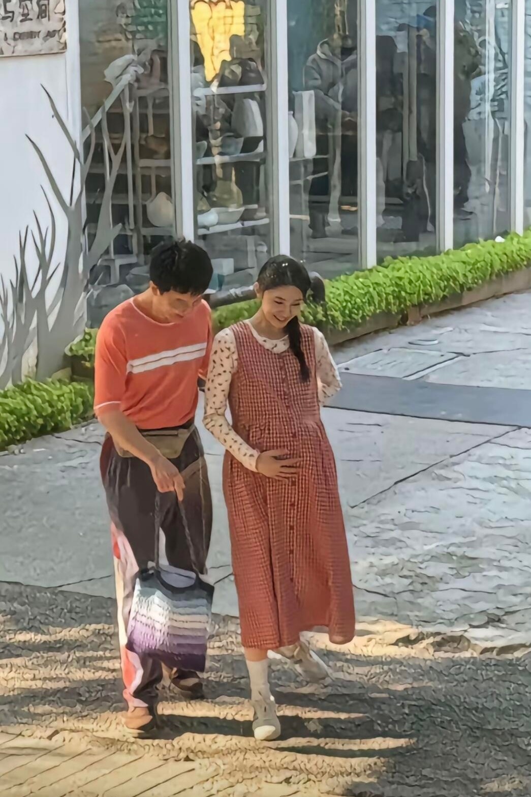 看到刘浩存演孕妇莫名感觉不舒服，这个身份把她整个人都框住了，灵气都给磨没了。 