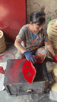 老板有点抠门，员工干喷漆的活都不整点口罩之类的劳动保护用品，给差评[打脸][打脸