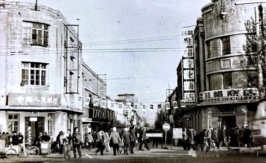 记忆长春丨长江路1980年代

本组图片抓取自“漫步chen”的微信公号，感谢原