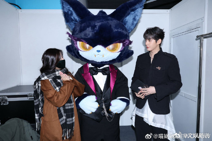 喵娲娲帮粉丝追星邓为 谁懂啊！又又又在微博之夜宠粉了！带着粉丝勇闯邓为休息间，粉