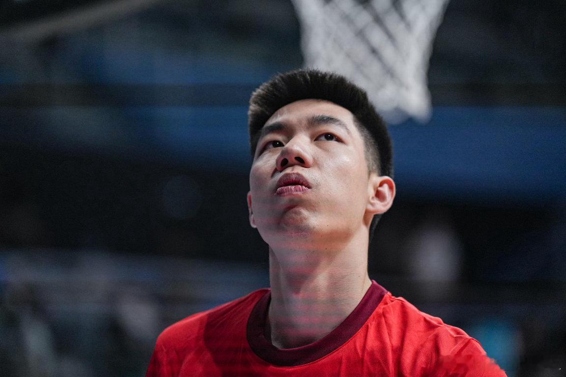 续约三年！朱俊龙今夏B类合同到期后留守广厦。球队经历严重资金问题和人员离队，他却