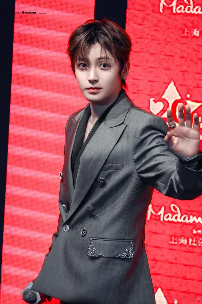 侯明昊亲了侯明昊全网都在笑侯明昊名场面！好好的蜡像打卡非要凑太近，直接被粉丝拿捏