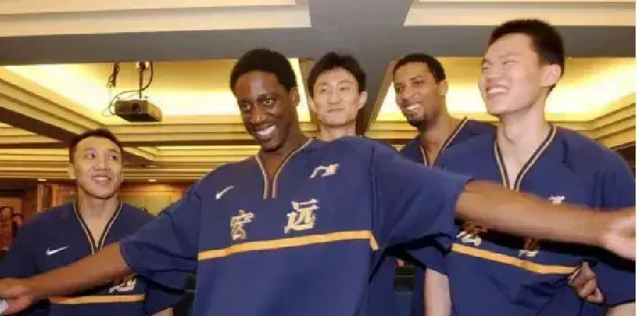 24分11板！宏远靠他续命
 
这数据不是外援，是救命钱。萨林杰每进一球，球队季