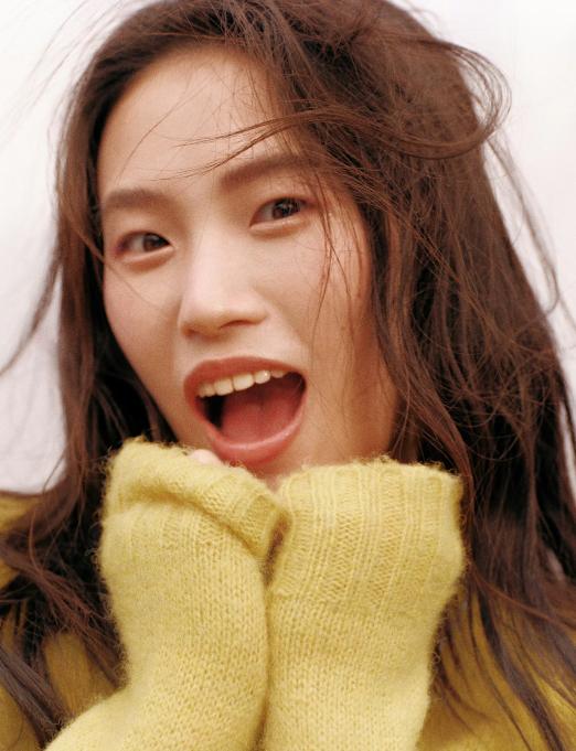 11月14日，奥运冠军陈芋汐发文说：“今天抱抱多巴胺。”

陈芋汐登上了时尚杂志