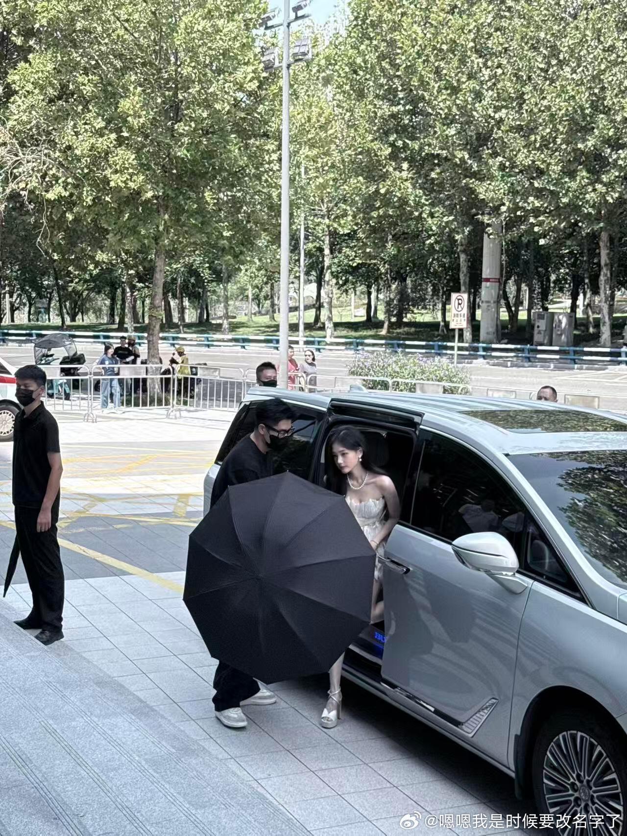 李一桐抹胸羽毛裙李一桐这身抹胸羽毛裙太绝了，蓬松羽毛衬得人又仙又矜贵，肩颈线条好