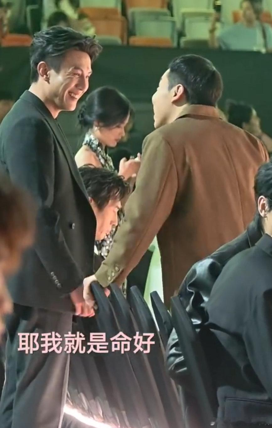 刘萧旭徐志胜加微信笑晕！看到刘萧旭徐志胜掏手机加好友，像极了社牛本人交朋友的样子