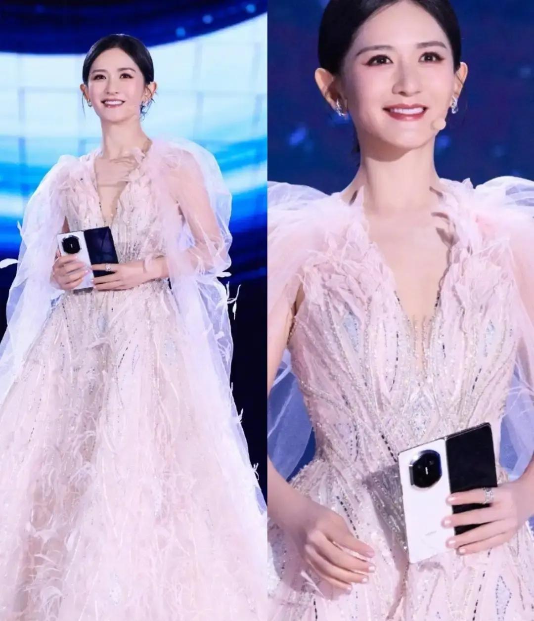 谢娜张杰这结婚纪念日，是不是过糊涂了？
全网刷屏“12周年”庆祝。
我掐指一算。