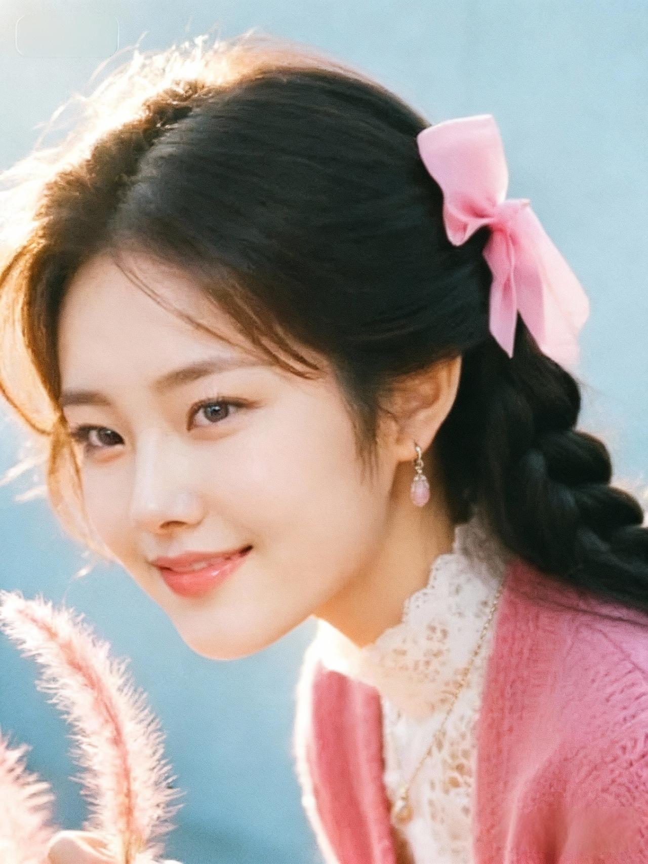 温柔甜美的少女，粉色蝴蝶结发饰，微笑迷人