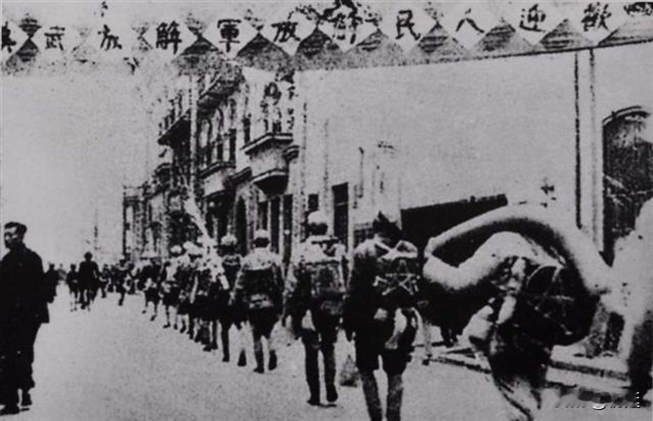 1949年，哪位国军将领率部起义使得武汉得以解放？

1949年武汉能够顺利解放