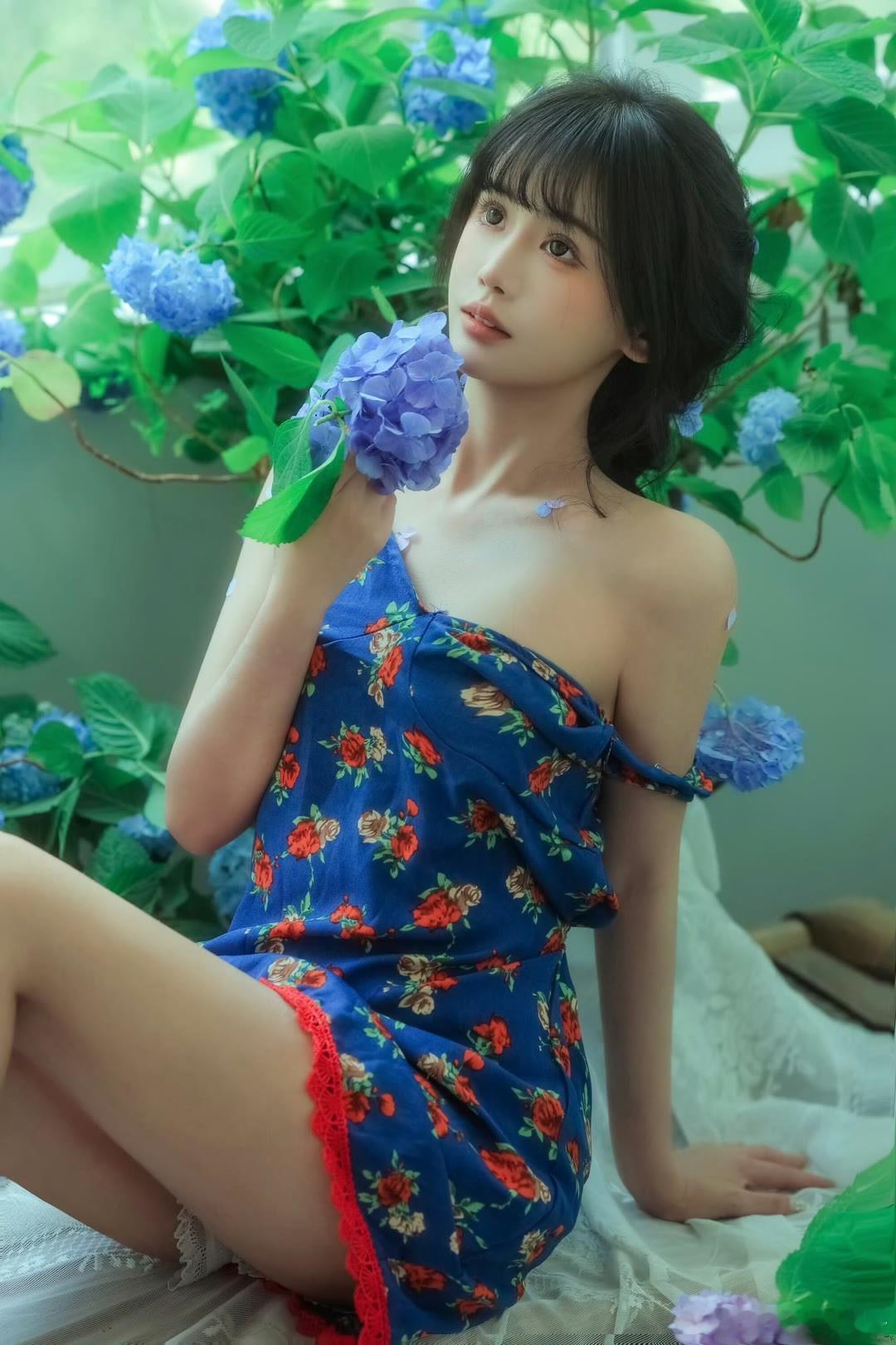 杨清柠身材杨清柠绣球花写真满窗无尽夏肆意盛放，复古碎花裙衬得眉眼柔软，杨清柠把一