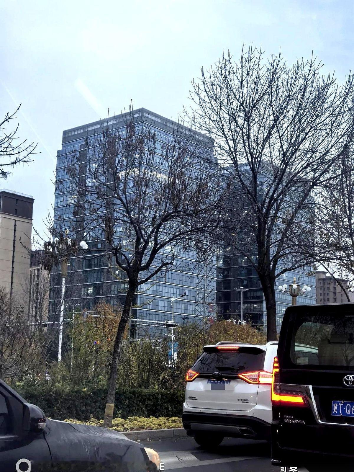 又看到那栋楼了。
黑漆漆的夜里，就那几层，亮得跟个灯塔似的，刺眼。
不用猜，里面