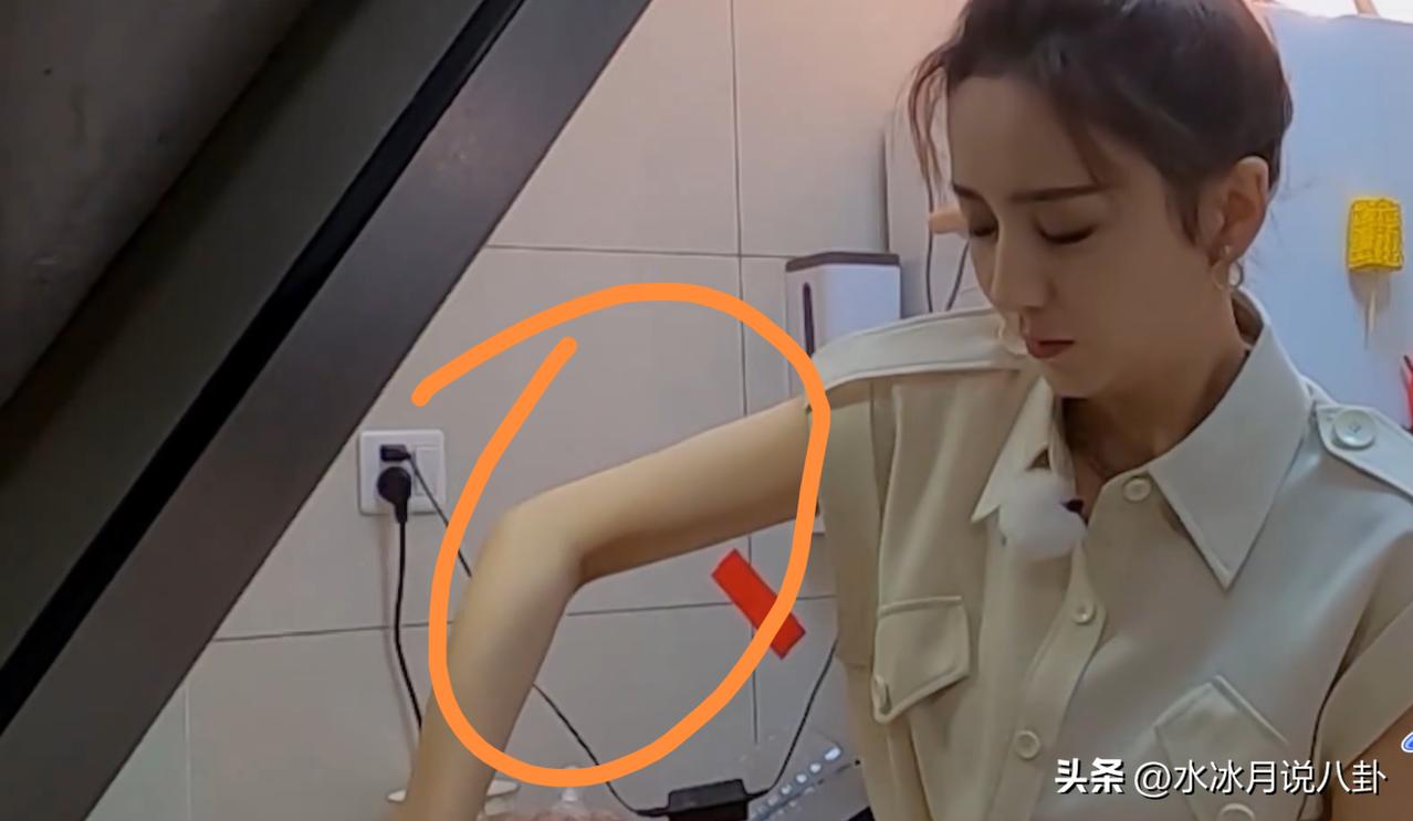 我的妈呀，看佟丽娅这个小胳膊小腿，这个小胳膊在袖子里晃荡，感觉一掰就会断的样子都