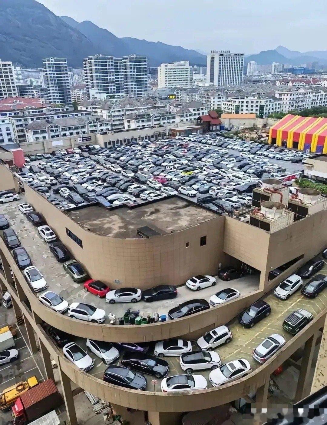 台风临近，把车开到安全地方太有必要了。 