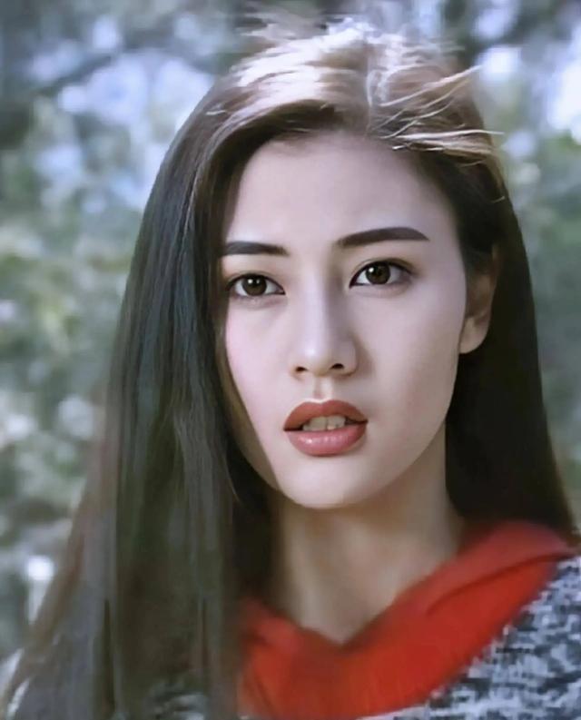 2003年，天上人间的老板覃辉跑到香港去招商，经曾志伟介绍认识了李嘉欣。本来约了