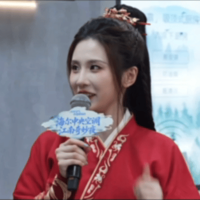 张慧雯在绍兴美成画中人了  绍兴水乡遇上张慧雯，一颦一笑皆是古韵。乌篷船、青石板