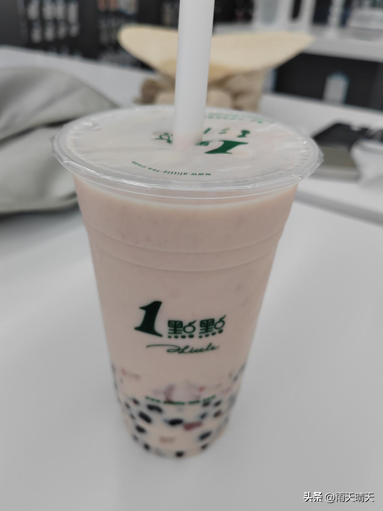 立秋的第一杯奶茶有人给你买嘛?
立秋的第一杯奶茶，是远在外地的姑娘给我点的外买，